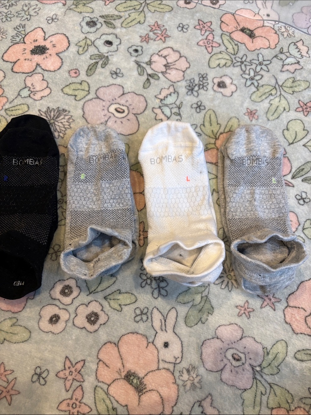 Bombas Woman’s socks size 6-8 No-Show Socks — Black, Light Gray, White (4-Pack)